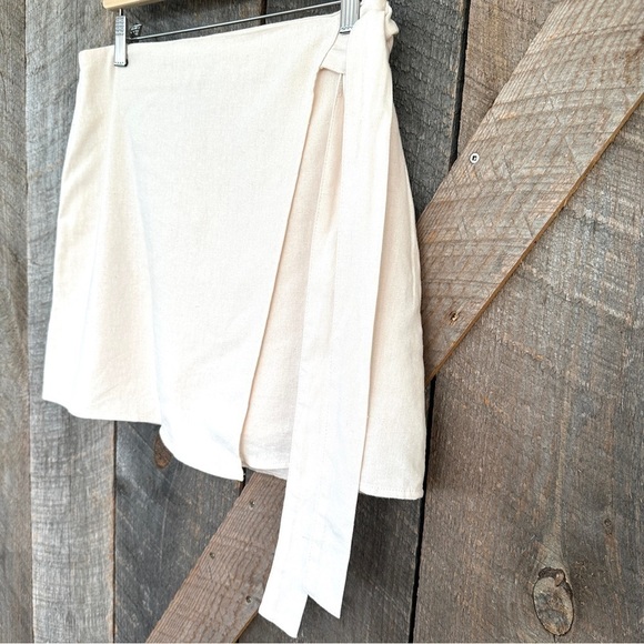 Forever 21 faux wrap mini  skirt with side tie, in a rayon/linen blend - Picture 3 of 9